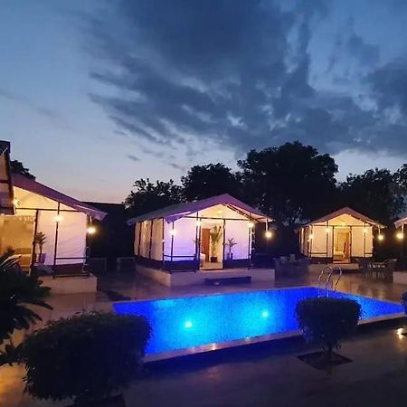 Luxury Farmhouse In Chhatarpur With Pool Ню Делхи Екстериор снимка