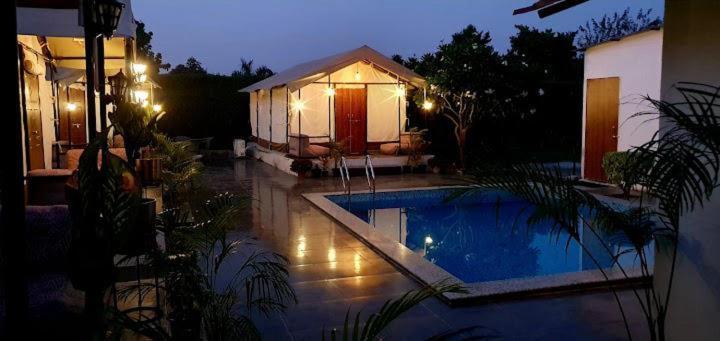 Luxury Farmhouse In Chhatarpur With Pool Ню Делхи Екстериор снимка