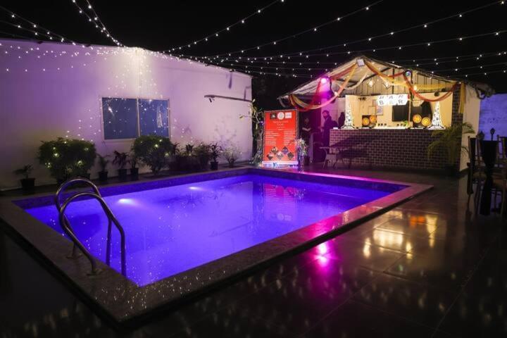 Luxury Farmhouse In Chhatarpur With Pool Ню Делхи Екстериор снимка