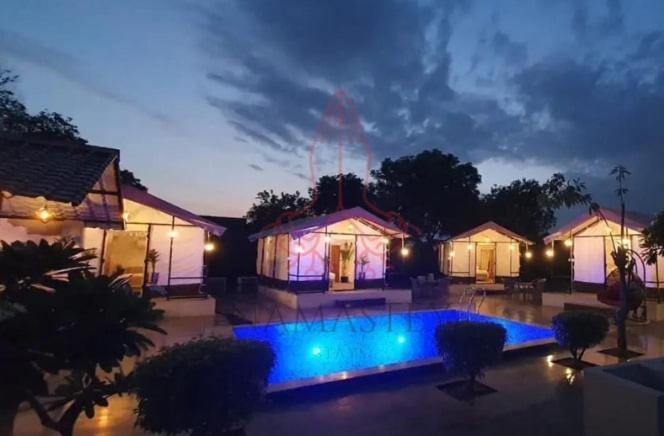 Luxury Farmhouse In Chhatarpur With Pool Ню Делхи Екстериор снимка