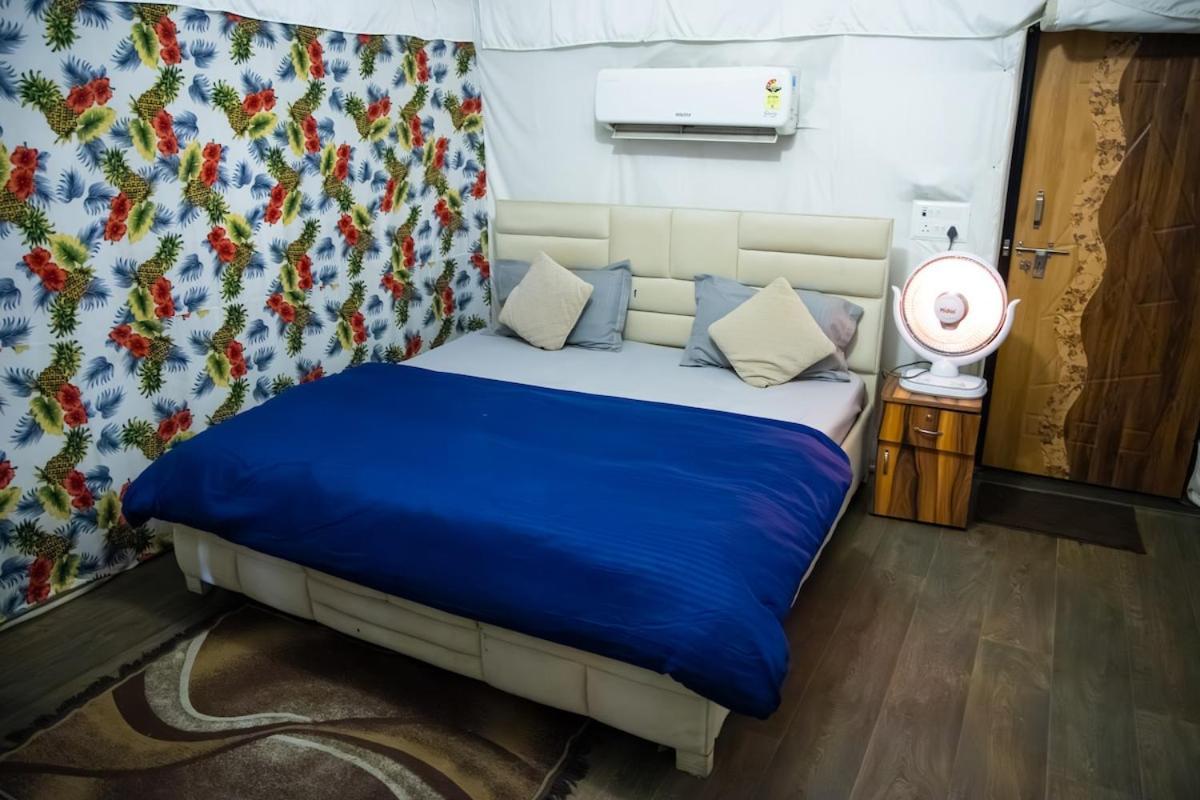 Luxury Farmhouse In Chhatarpur With Pool Ню Делхи Екстериор снимка
