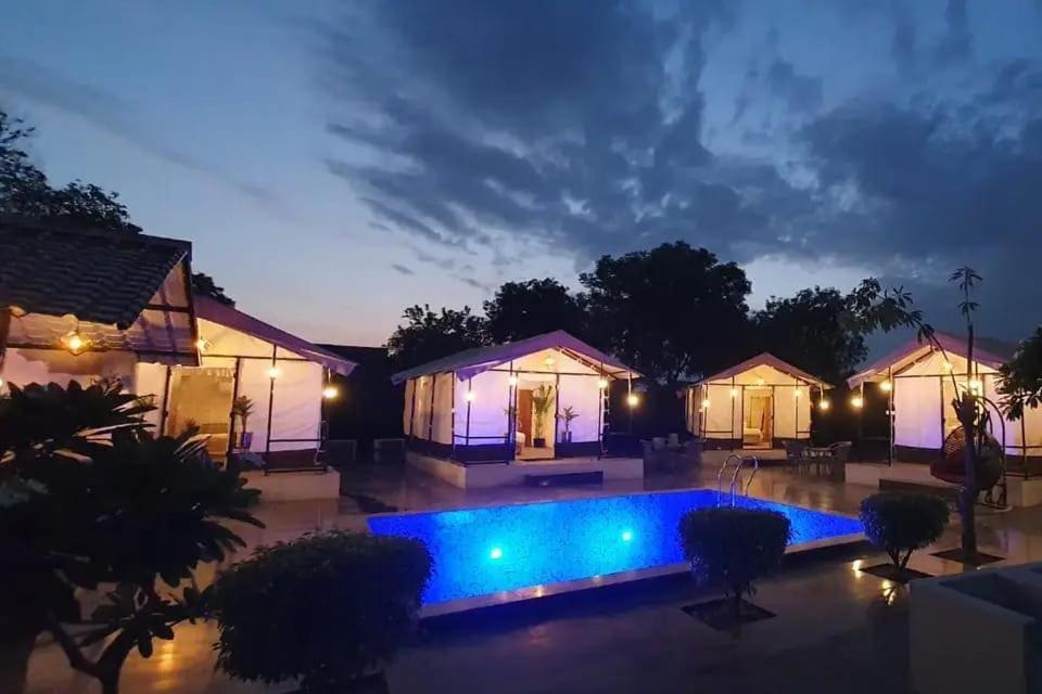 Luxury Farmhouse In Chhatarpur With Pool Ню Делхи Екстериор снимка