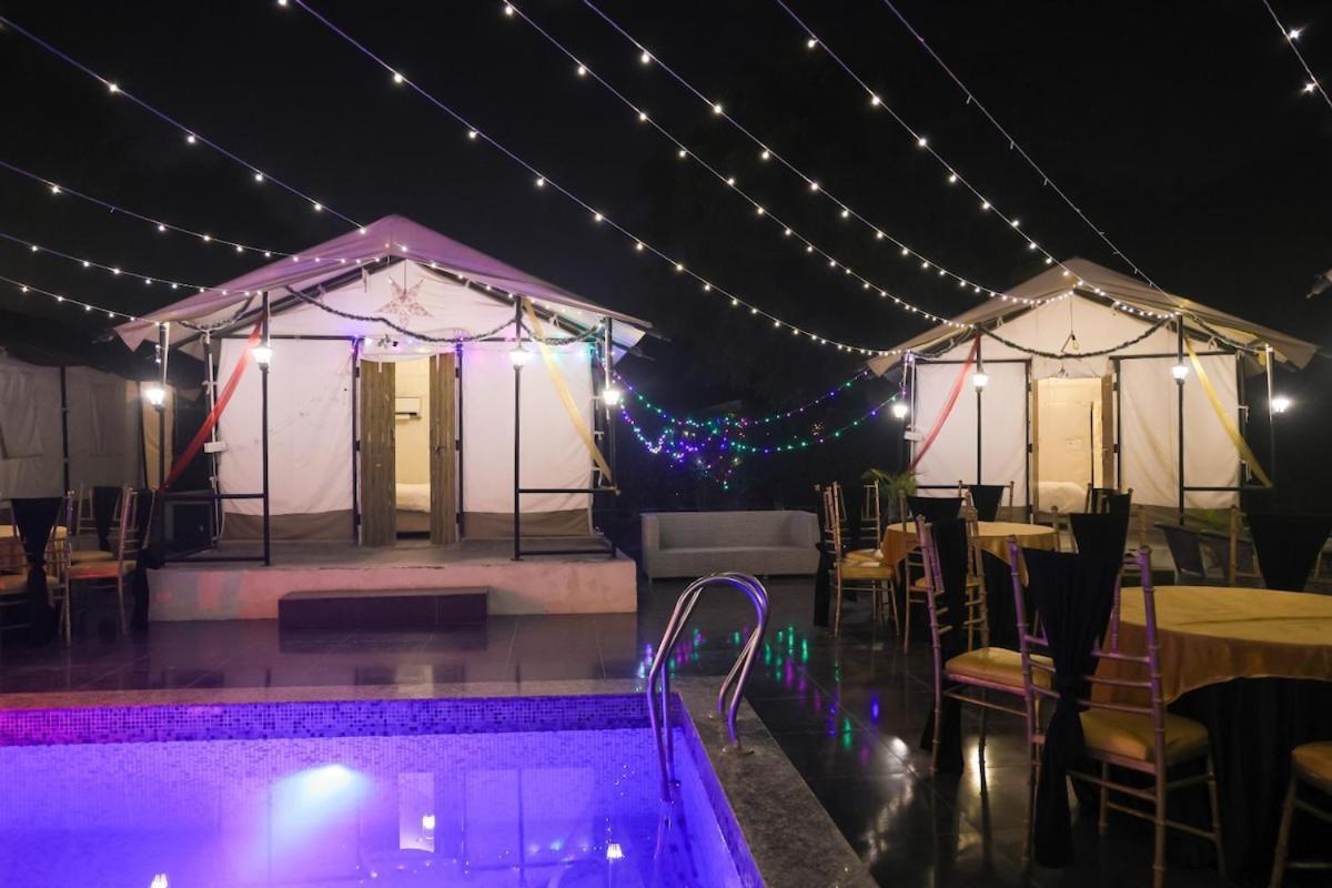 Luxury Farmhouse In Chhatarpur With Pool Ню Делхи Екстериор снимка